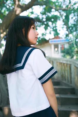 女性私处蹲下拍照有疙瘩