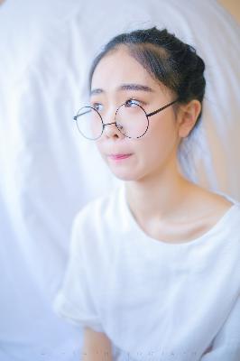 吃奶呻吟打开双腿做受动态图