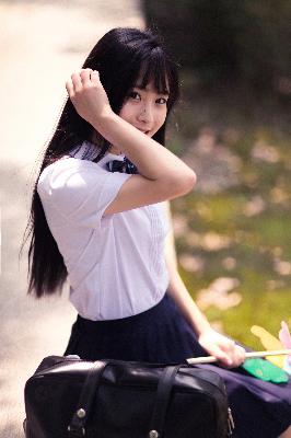 女性左腿叉开腿肚子中间疼