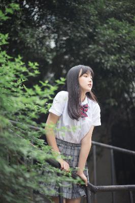 女性左腿叉开腿肚子中间疼视频