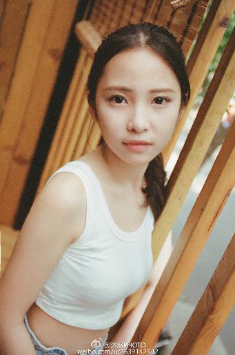 手下滑向大腿内侧视频