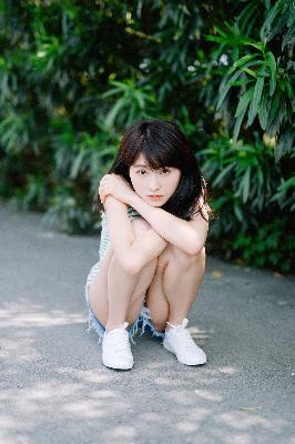 双乳被四个男人吃奶