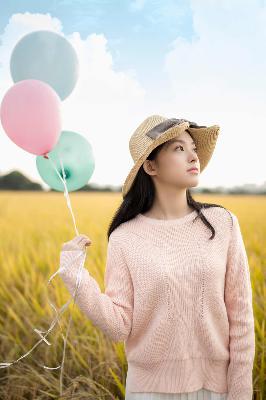 妈妈装睡配合孩子趴趴