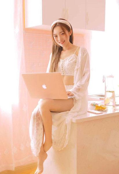 女人脱了裤衩让男人捅