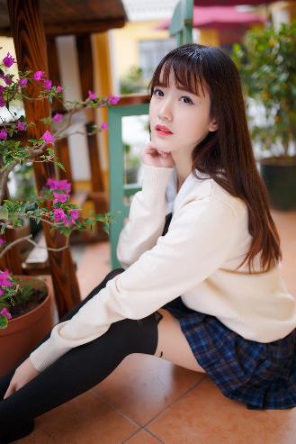 小保姆在厨房做饭