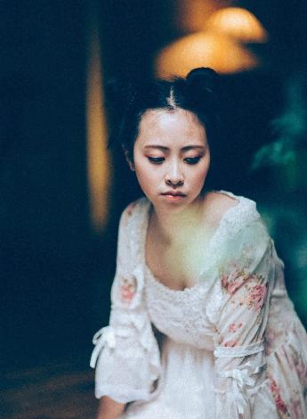 美女露胸
