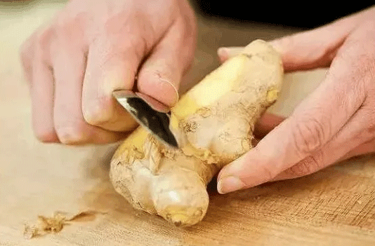三伏天睡前腳底涂“生姜”，好處還真不少