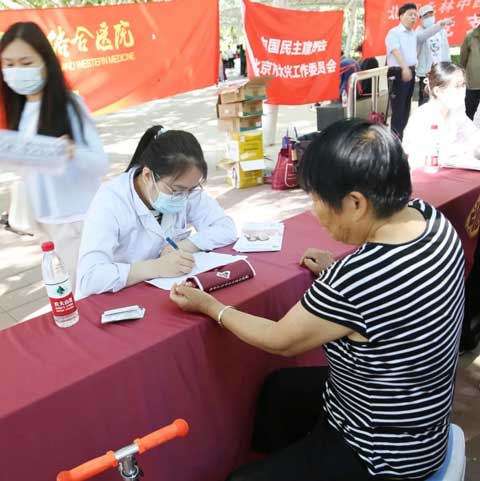 我院與大興區(qū)(qū)社區(qū)(qū)物業(yè)(yè)服務(wù)協(xié)(xié)會(huì)聯(lián)(lián)合開(kāi)展健康服務(wù)進(jìn)社區(qū)(qū)活動(dòng)