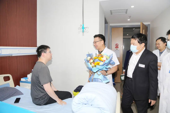 趙永林院長(zhǎng)看望在我院康復(fù)(fù)治療的殘奧會(huì)冠軍何梓豪