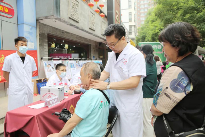 傳承創(chuàng)(chuàng)新，讓推拿正骨非遺技藝綻放時(shí)(shí)代光芒——趙永林院長(zhǎng)深耕骨傷醫(yī)(yī)學(xué)(xué)三十年紀(jì)(jì)實(shí)(shí)